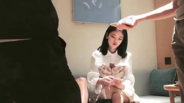 偷拍实录：巨根土豪重金包养苗条巨乳冷艳妹，私密约炮全记录！